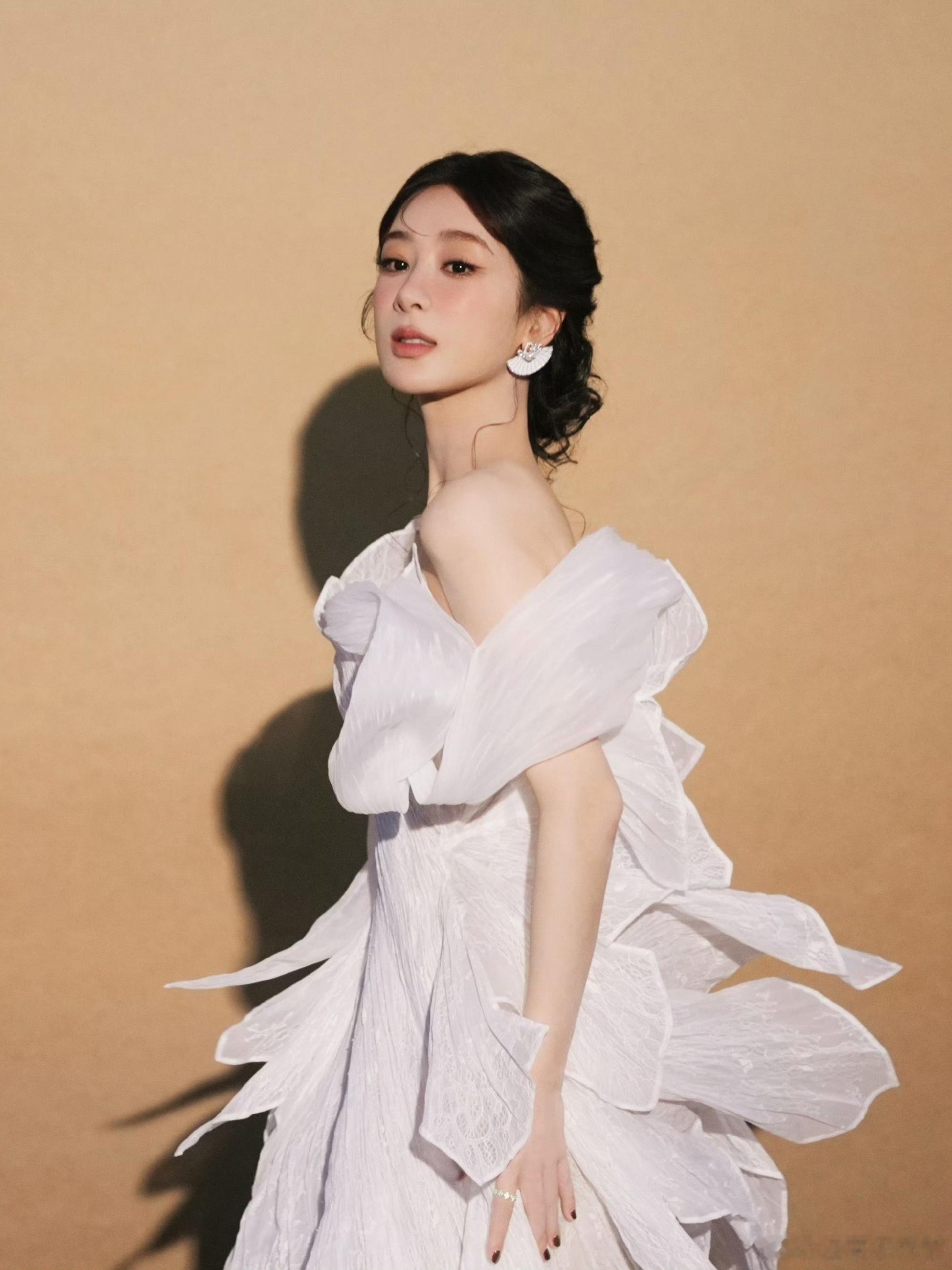 杨紫白玉兰最佳女主提名公式照静待花开 