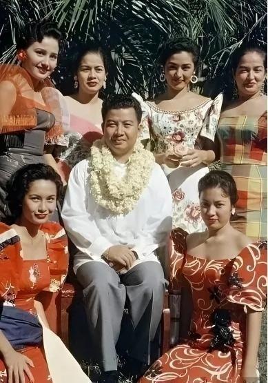 西哈努合亲王的六个妻子个个貌美如花，其中有一个是他的小姨，一个是他姨表妹。废除一