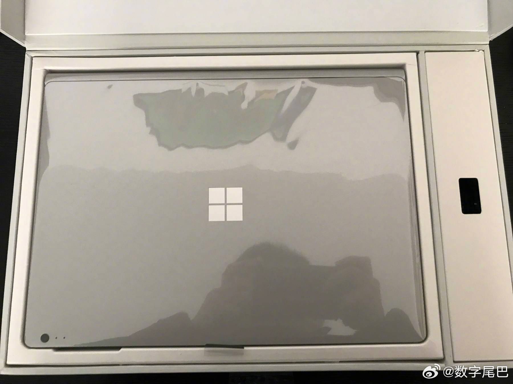 怀旧小抽屉 9 年前 Surface Book 开箱晒太阳的小白 