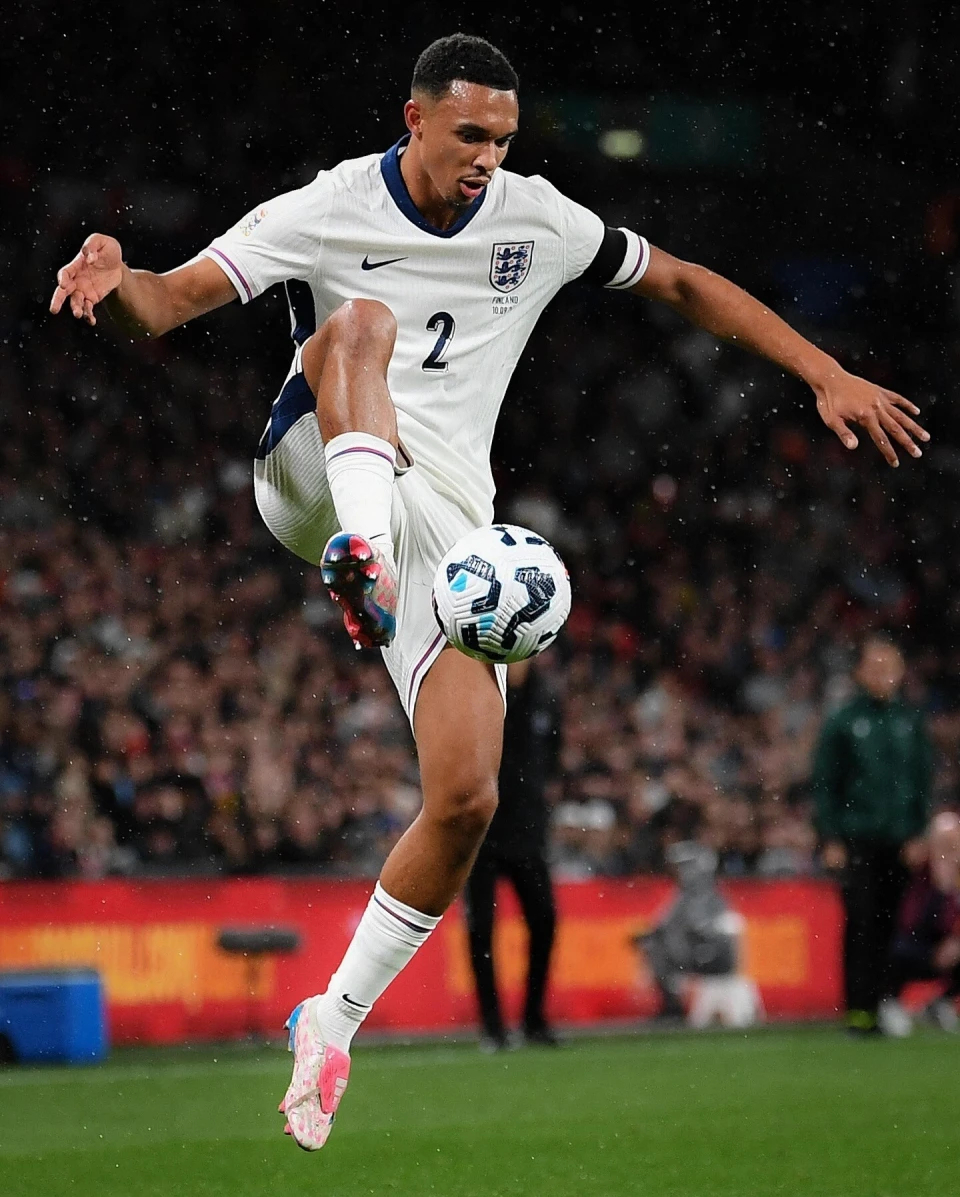 如果阿诺德没伤病，竞技状态在线，英格兰应该带上他，虽然这家伙防守没眼看，但是长传