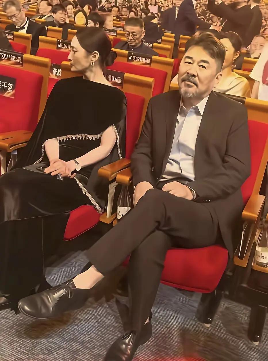 其实这么看两人挺般配的。
娱评大赏 
娱乐圈真情夫妻