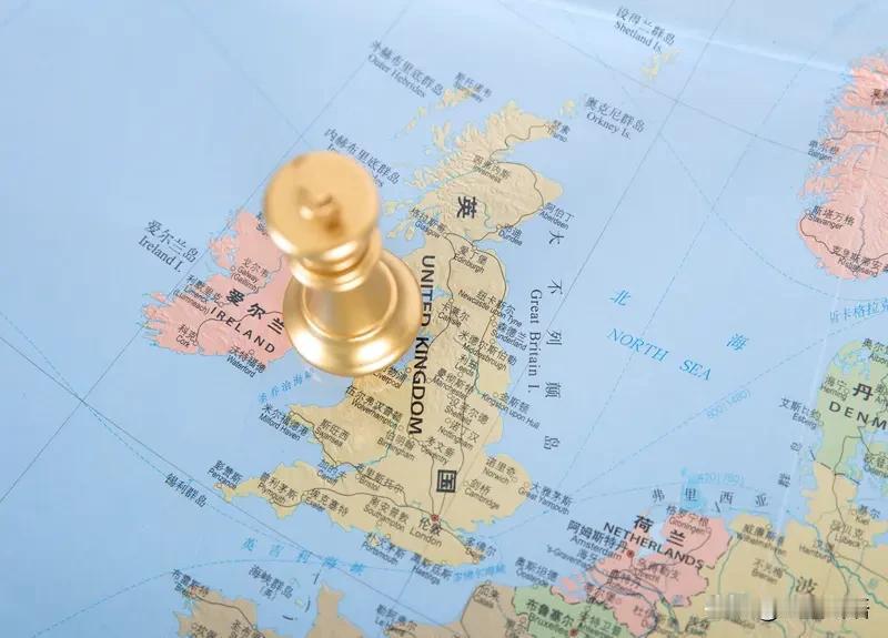 英国粗暴推行强制国有化，看似护住本土产业，实则吓跑海外投资者。这给各国敲响警钟，