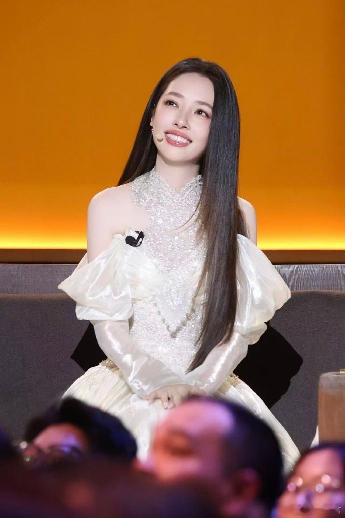 郭碧婷又多了一个宝宝 郭碧婷也太调皮了，专门抓着翟佳宁的梗起哄，把人喊得低头不敢