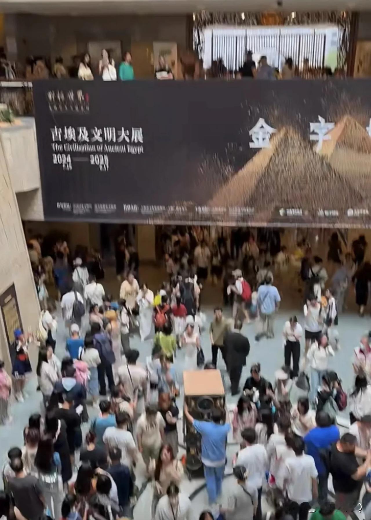 哪里都是穷人多啊！上海也一样！有钱出国玩的毕竟是少数，埃及文明展人太多了，大家都