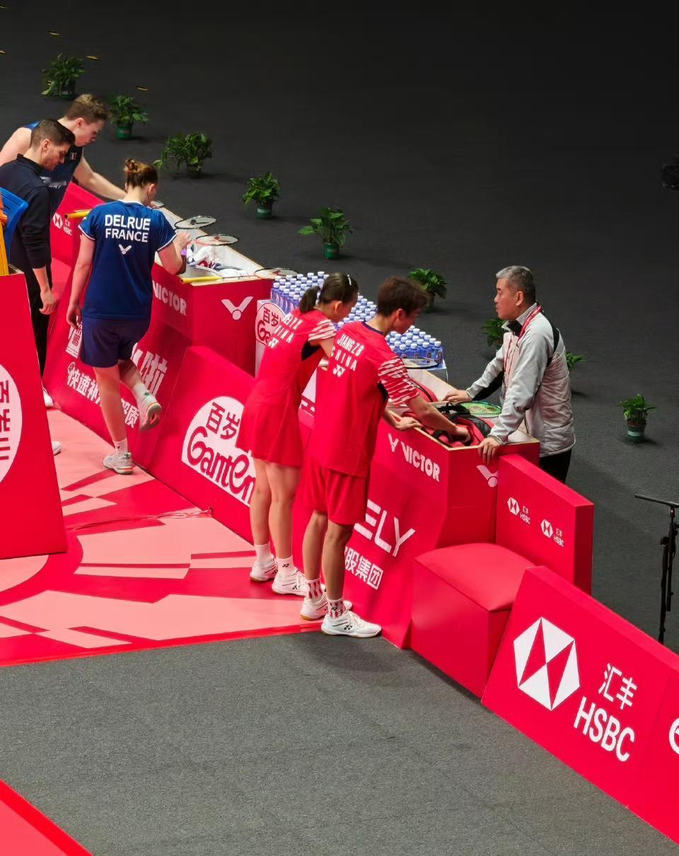 振欣组合🇨🇳稳住稳住！
第一局蒋振邦/魏雅欣🇨🇳 16-21 暂时落后于