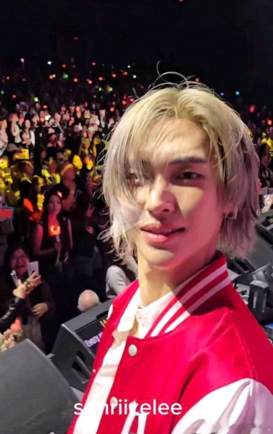 黄铉辰经典红衣金发好帅 ​​​