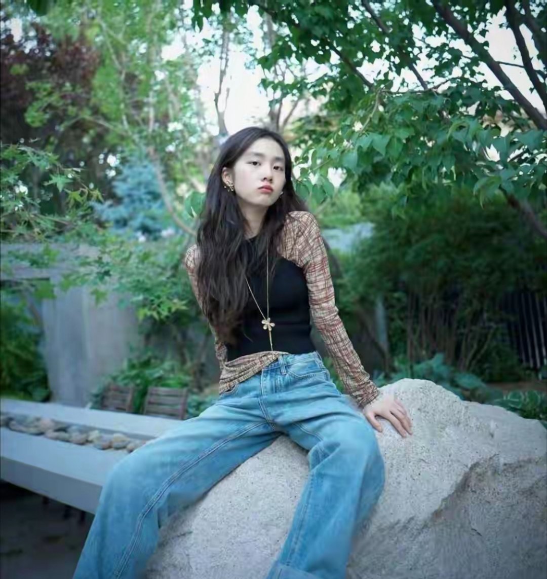 20岁黄多多好漂亮20岁的黄多多状态也太好了吧，眉眼温柔、气质干净，穿搭与神态都