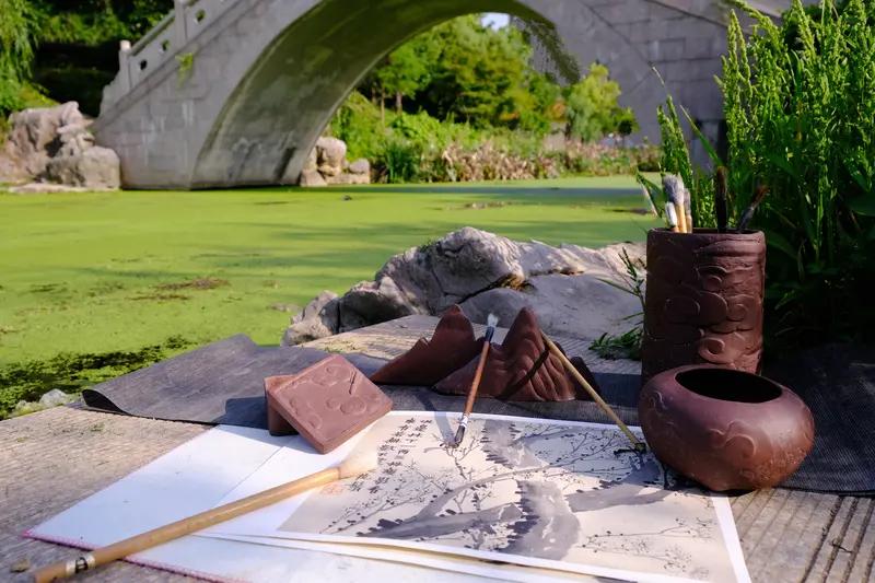 “画龙画虎难画骨”这句上联很有意思，它道尽了表象与内在的巨大差异。有人对“知人知