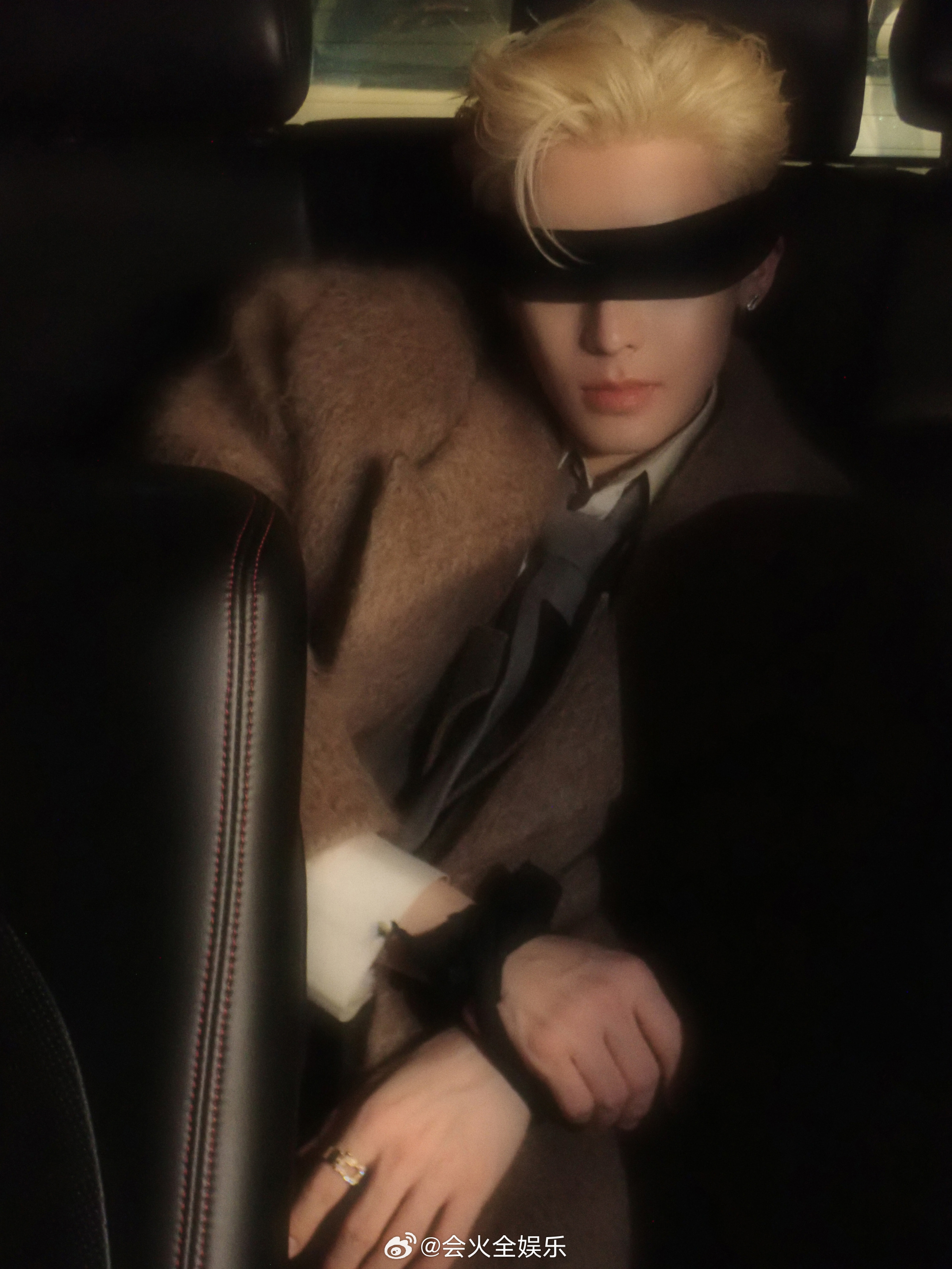 侯明昊金发蒙眼造型  omg🥵🥵🥵🥵 