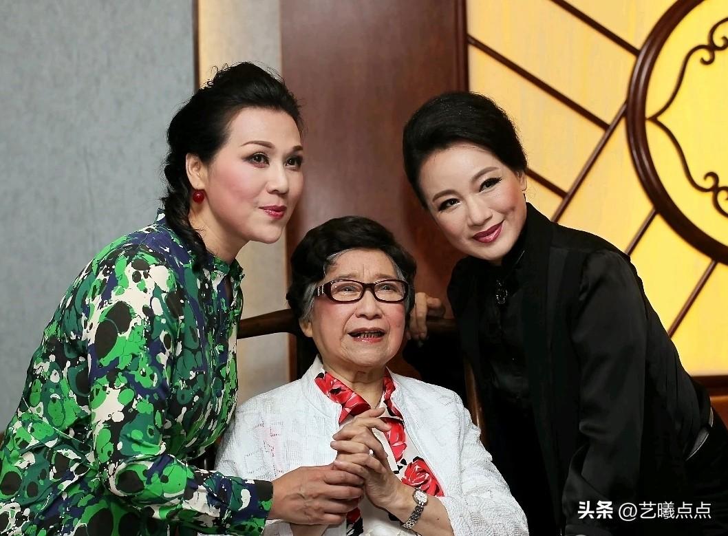 越剧薪火代代相传。
两代越剧人，三个艺术流派，定格在同一画面。
坐在中间的长者创