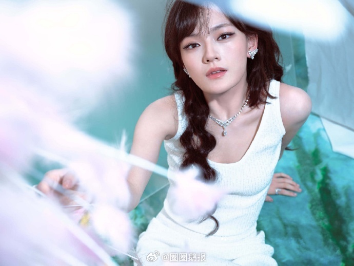 文淇长发大波浪 救命！文淇长发大波浪太吸睛，蓬松灵动的弧度有张力，长度合适，自带