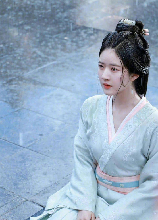 1、赵露思的《要多美丽有多美丽》的剧本还没打磨完，这个项目暂时开不了机，网传她是