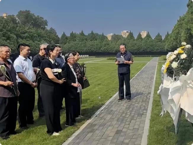 2026年6月，82岁的豆豆在亲人搀扶下，来到石家庄华北军区烈士陵园，祭拜四叔林