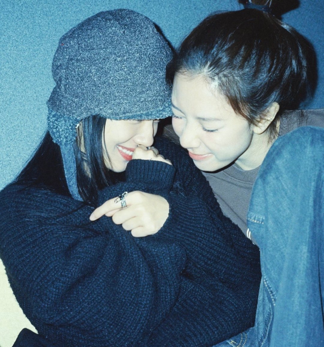 宋妍霏庄达菲合照 宋妍霏庄达菲合照，美女贴贴太可爱了[送花花] 