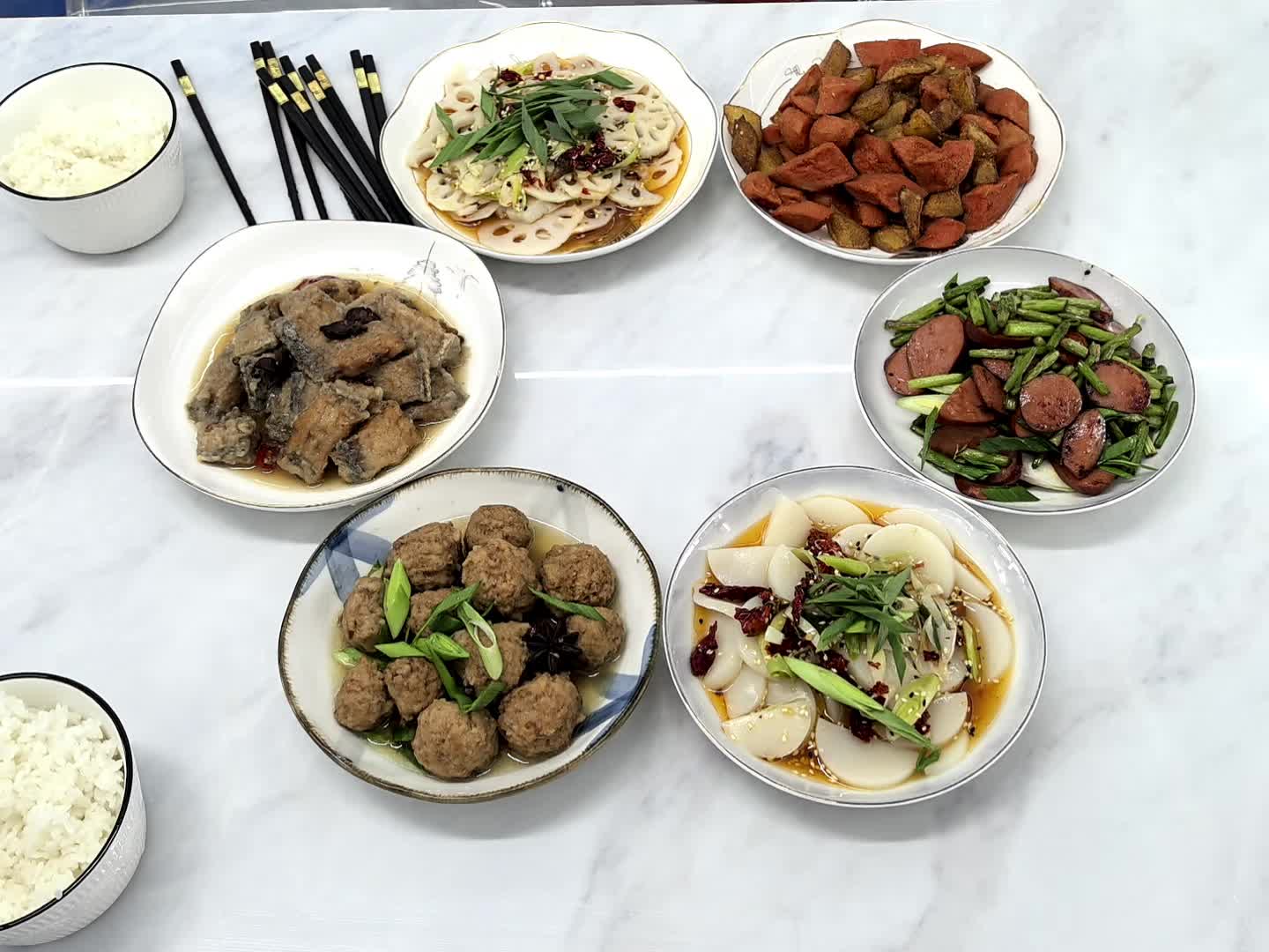 祝愿新年大吉年年好运来 吃吃喝喝又一天 爱就是一起吃好多好多顿饭 好好...