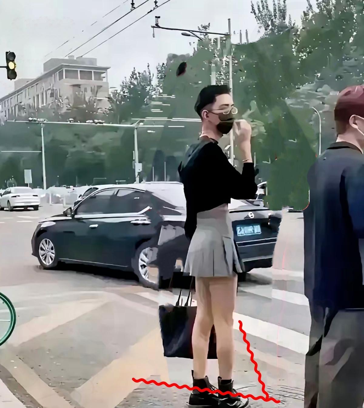 是帅哥还是美女身材好的没得说！这不伦不类的穿着，实在让人费解！大街上总能撞见些辣