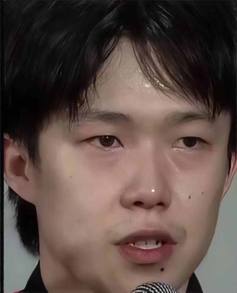 看到这一幕，泪目了！

​“成都混团”中国队8：4战胜德国队，赛后，满脸汗水的王