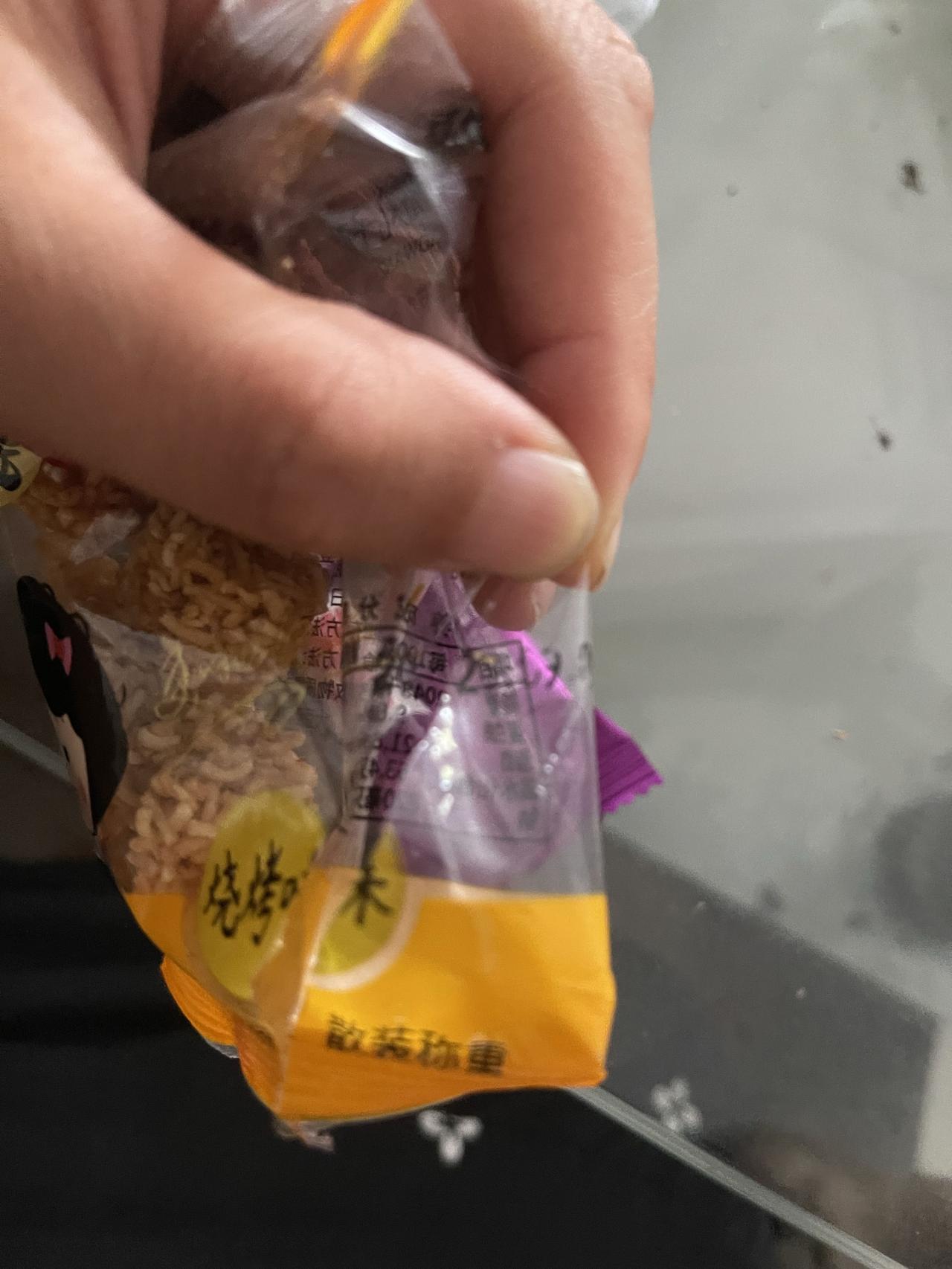 昨天下午我在楼下茶几上拿了一包我婆婆买的零食吃，刚吃第一口就觉得味道不对，好像漏