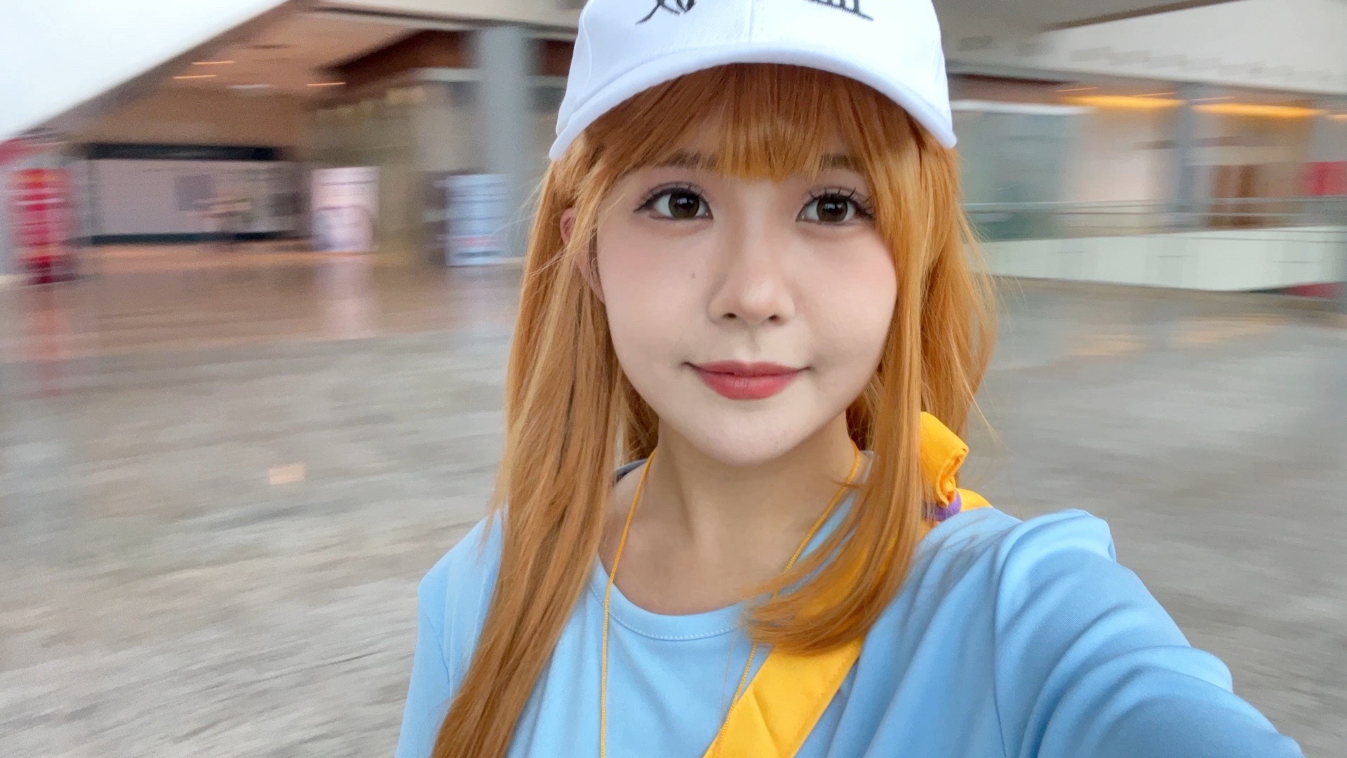 #赖美云多巴胺发色# 赖美云在7月底发出的清库存自拍也太迷人了吧，多巴胺的发色看