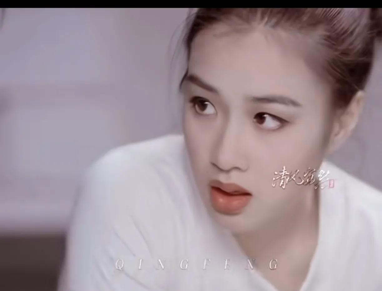 钟丽缇年轻的时候，太美了，嘴唇虽然有点厚，但是很好看，很性感，五官长得独一无二，