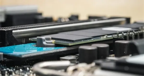 PB級固態硬盤要來了 QLC硬盤容量提升1000倍！