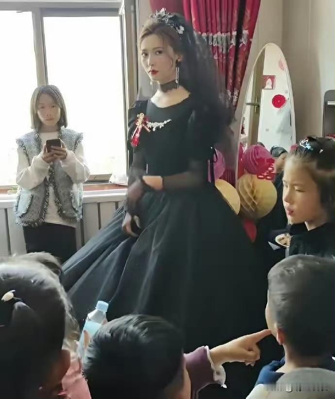 你能接受吗？甘肃一新娘穿黑色婚纱举行婚礼，网友：新郎压力山大