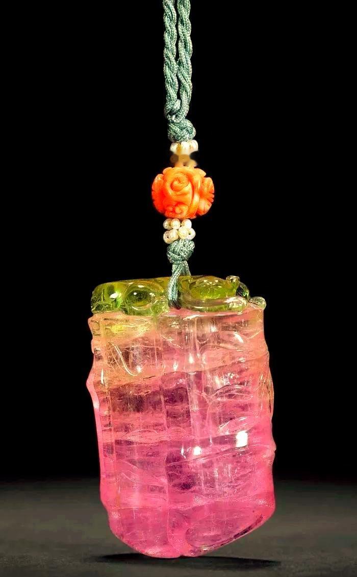 为买粉色碧玺冒生命危险，这事儿真得好好掂量掂量。粉色碧玺因含锰呈红到粉红色，据说