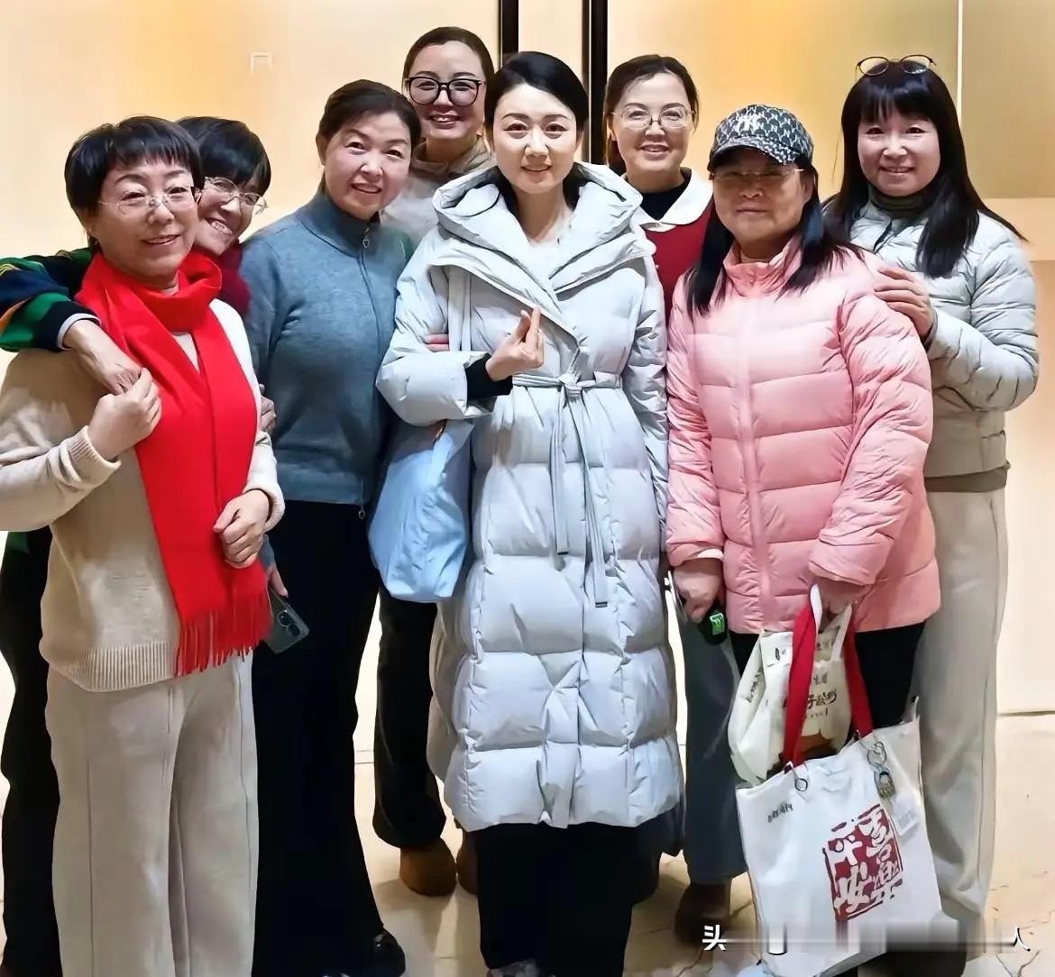 有人说与辉同行的潇潇年纪太大，不适合继续做直播，那不妨看看这张照片，足以让这些质