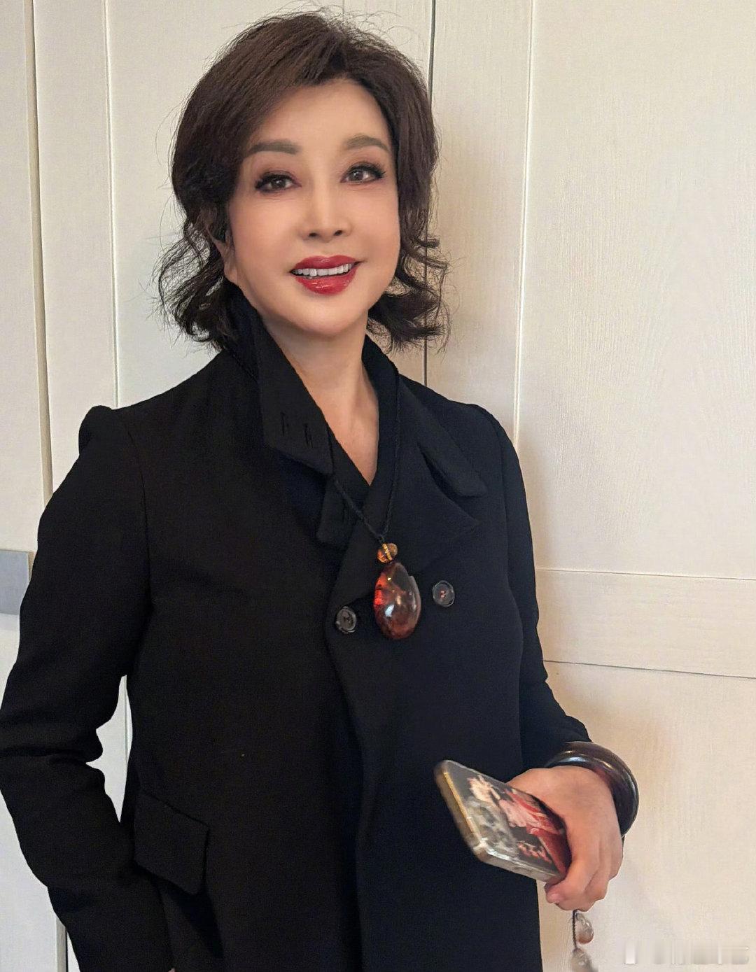 刘晓庆75岁走路健步如飞这哪像75岁啊，走路又快又有劲儿，大步流星的样子，我这个