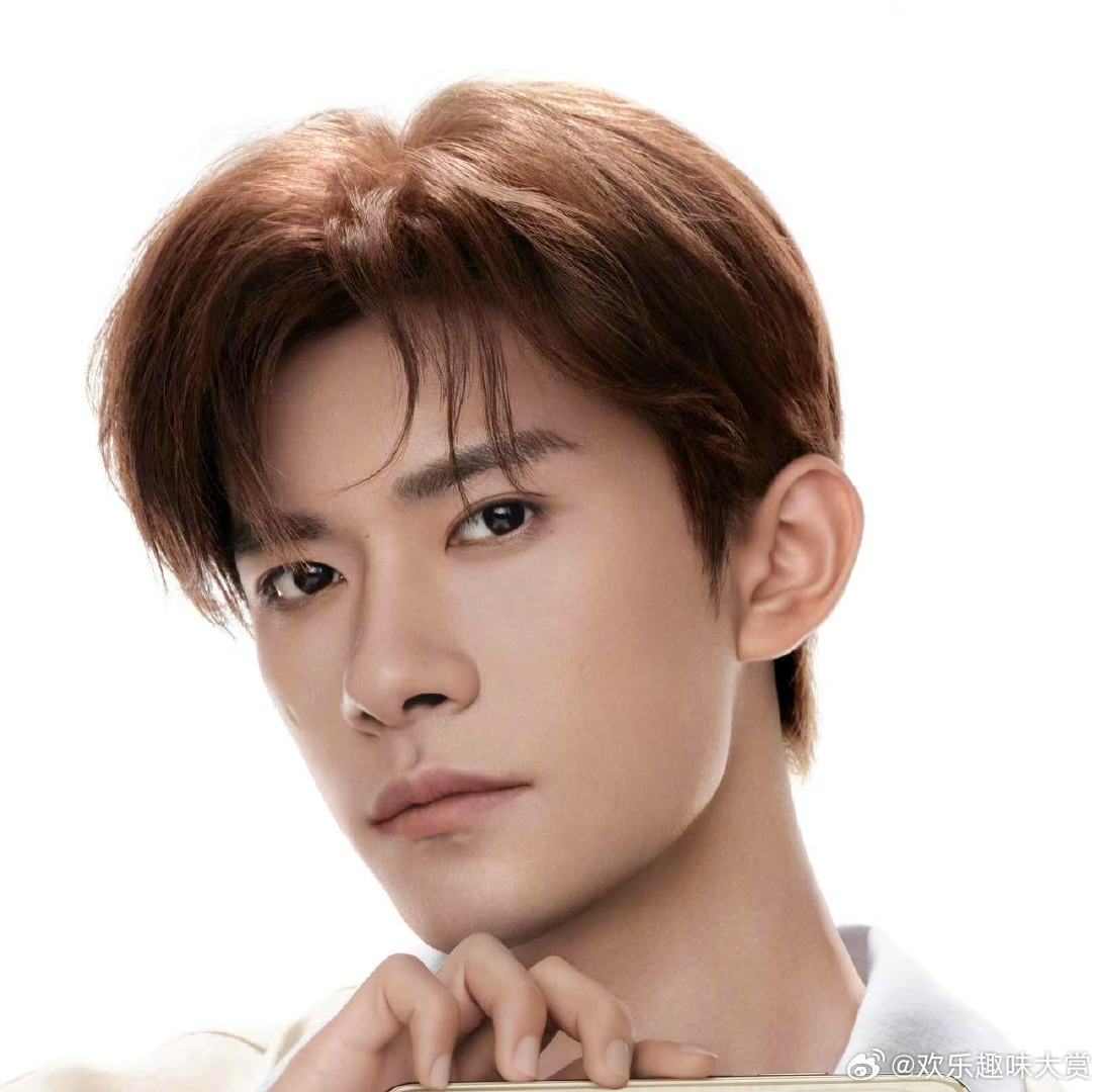 易烊千玺超绝表现力易烊千玺冷脸霸总易烊千玺冷脸霸总一出现，我就被他的表现力迷得七