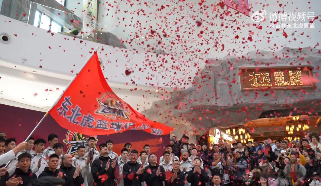 北京时间11月29日，吉林长白山恩都里男篮在长春“这有山”举行2025 - 20