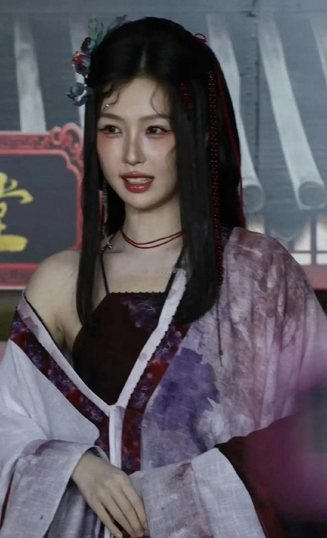 这是虞书欣纯生图吗？老实说不丑，还有点好看，这个很接近现实生活中画的网红妆。光线