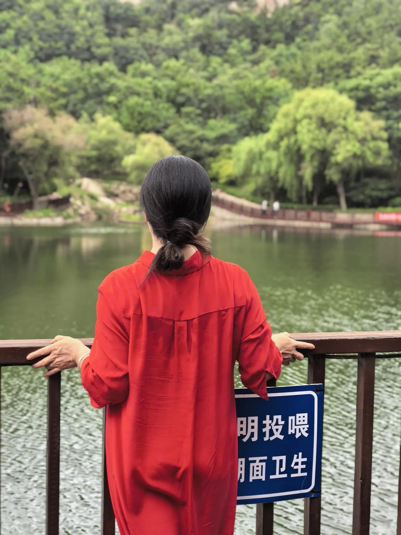 到了一定的年龄，也只敢拍拍背影，怕惊了岁月，乱了芳华[祈祷]