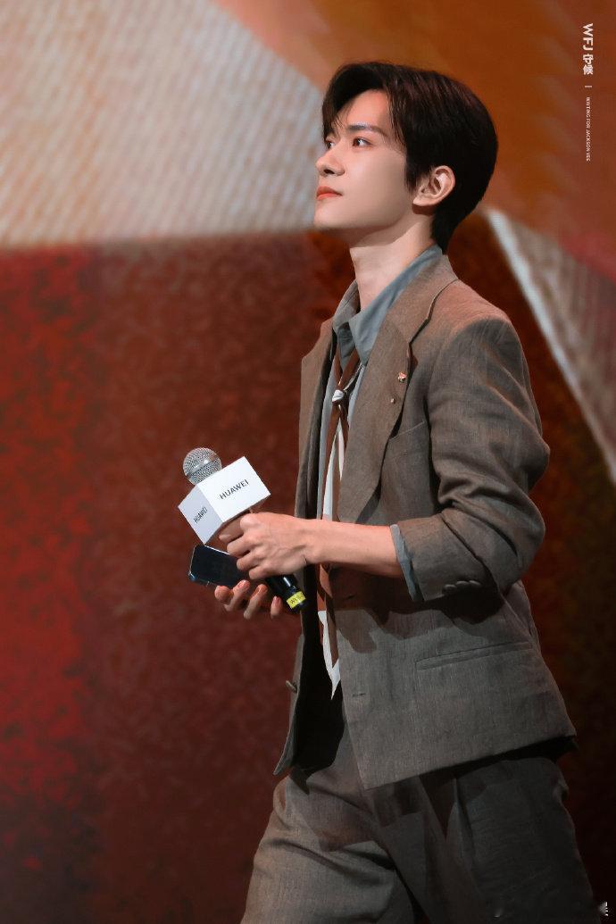 谁能拒绝穿西装的易烊千玺易烊千玺复古西装大片谁能拒绝穿西装的易烊千玺，低调高级又