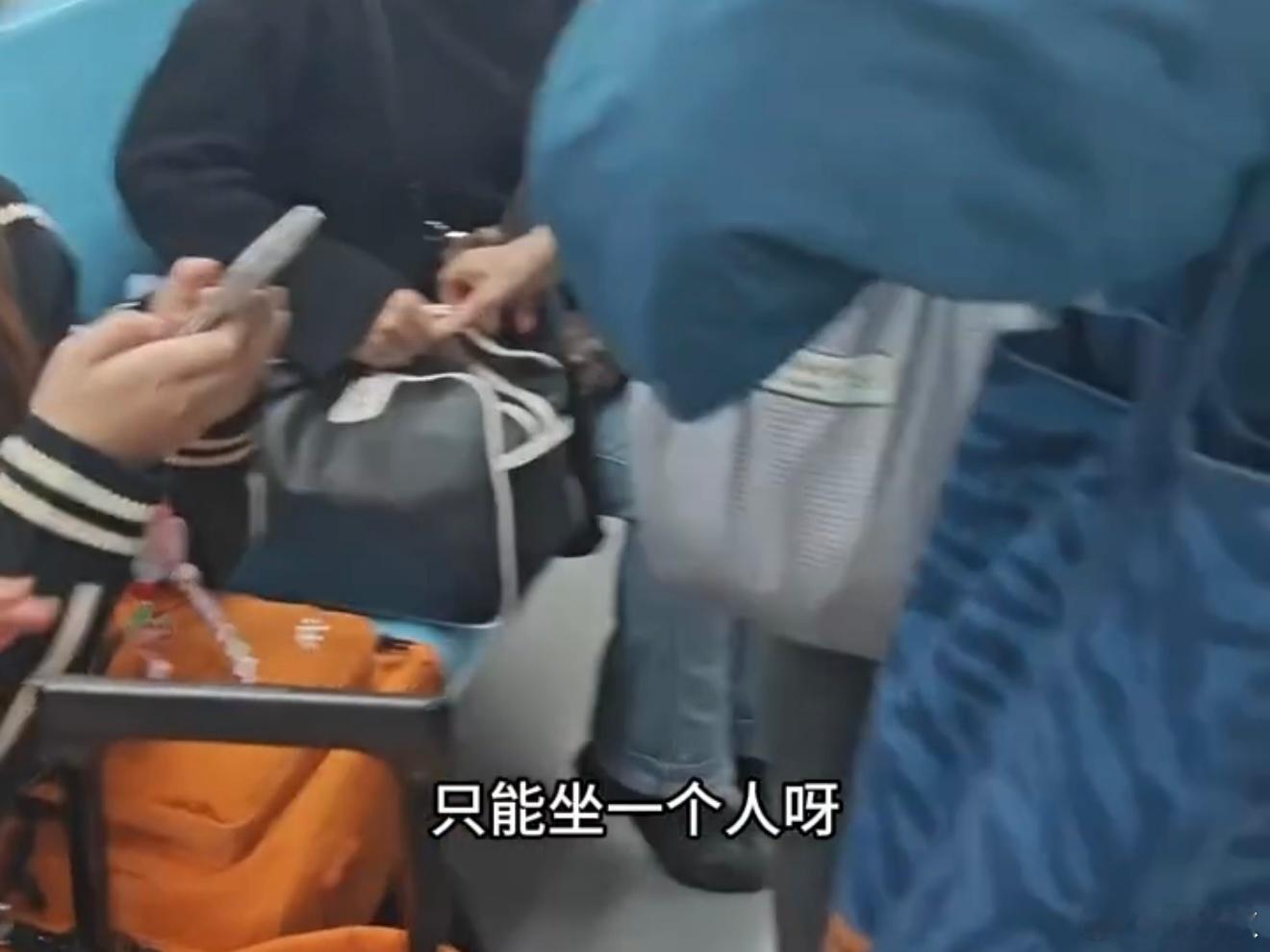 不能厌老每一次，上海老人在上海地铁上，因为座位与其他人发生争执，总是能占据热搜。