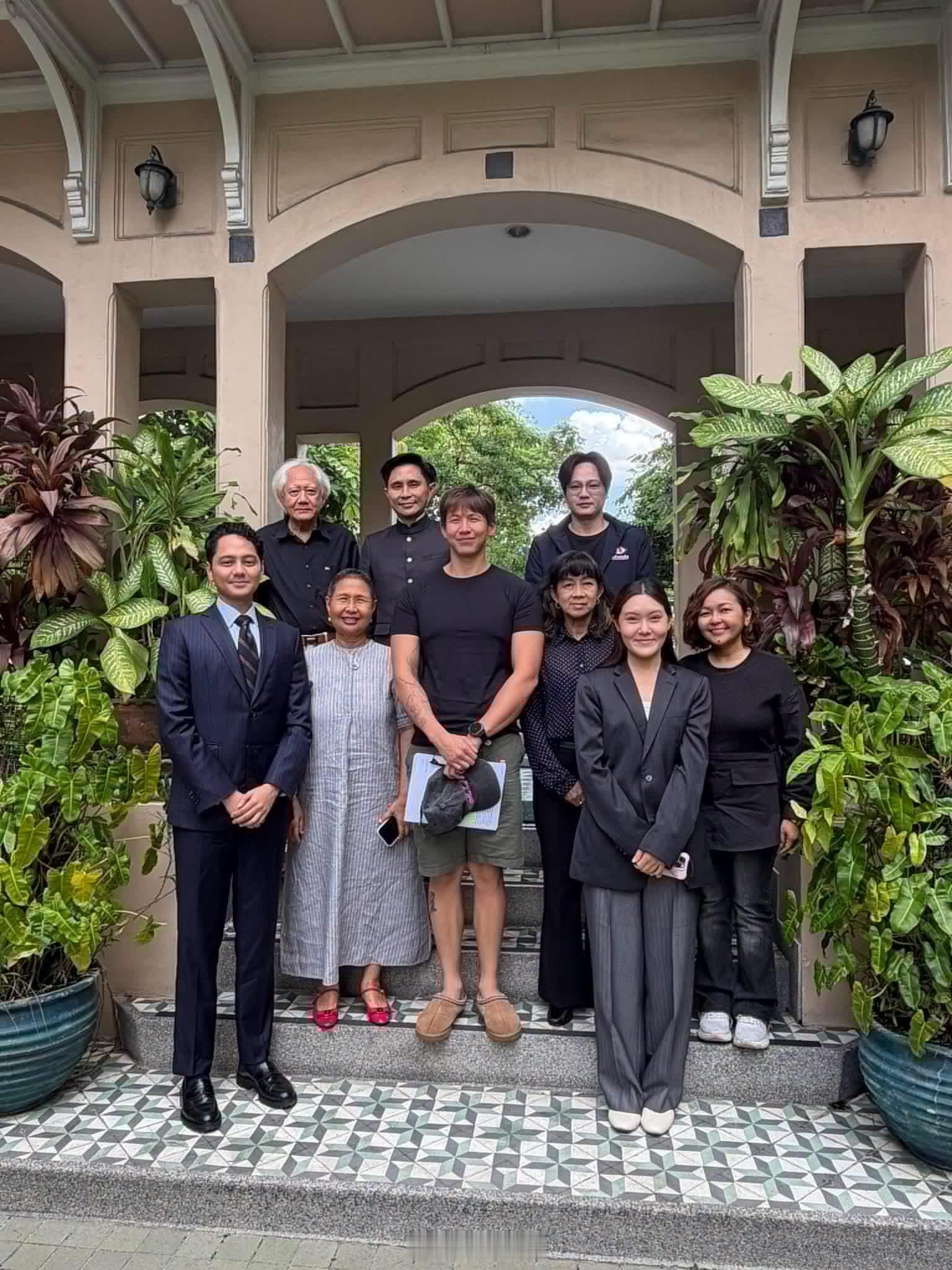 Psi今天周日也没休息，跟律师团队开会聊案子后续。这节奏，感觉要有大动作了。 