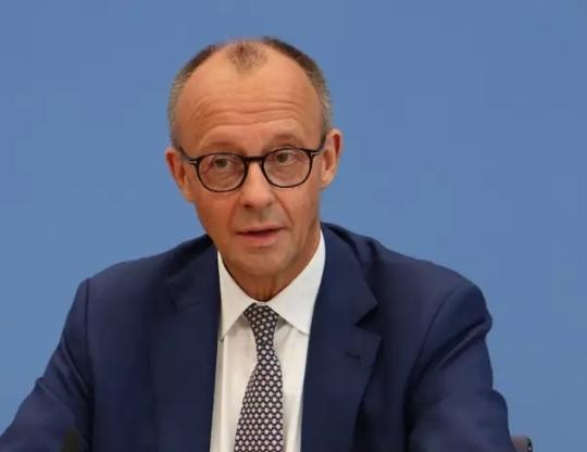 德国政客西格伯特·德雷泽这次算是把窗户纸捅破了——骂默茨拿纳税人血汗钱往乌克兰这