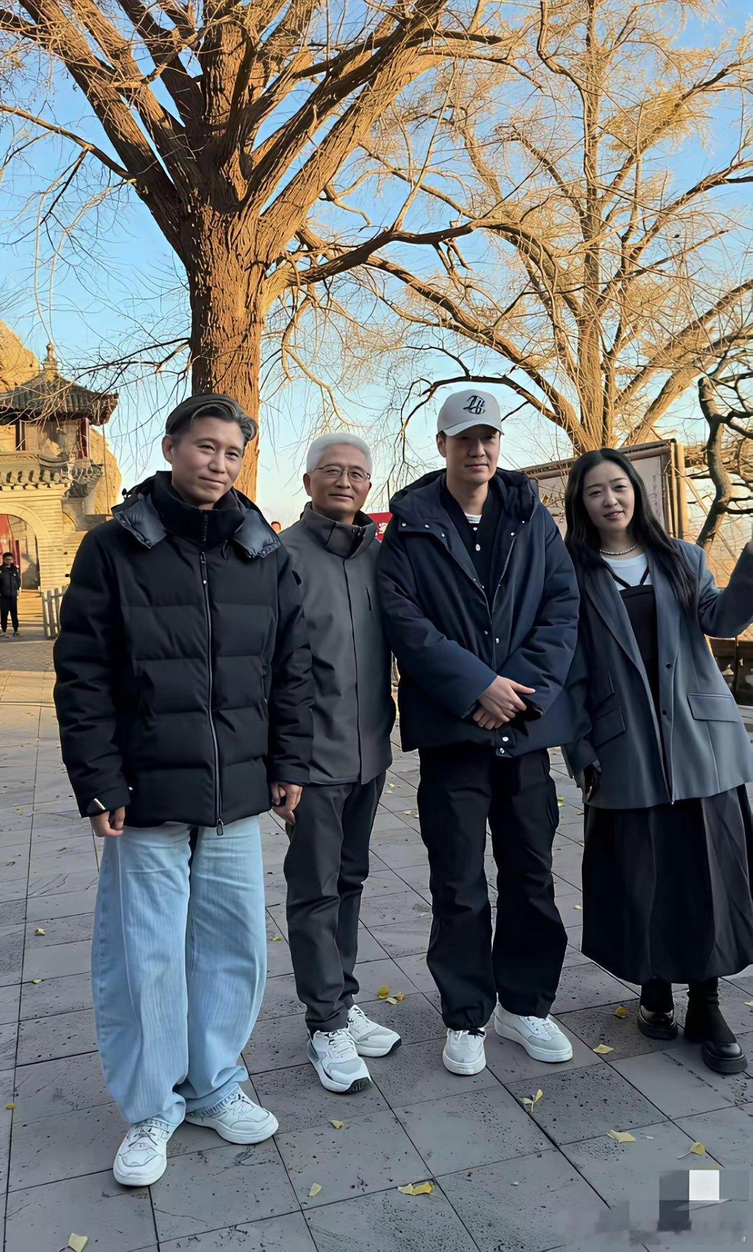 突然觉得夫妻感情深不是一件好事辛柏青就是个典型的例子这才隔几天啊就又去大孤山缅怀