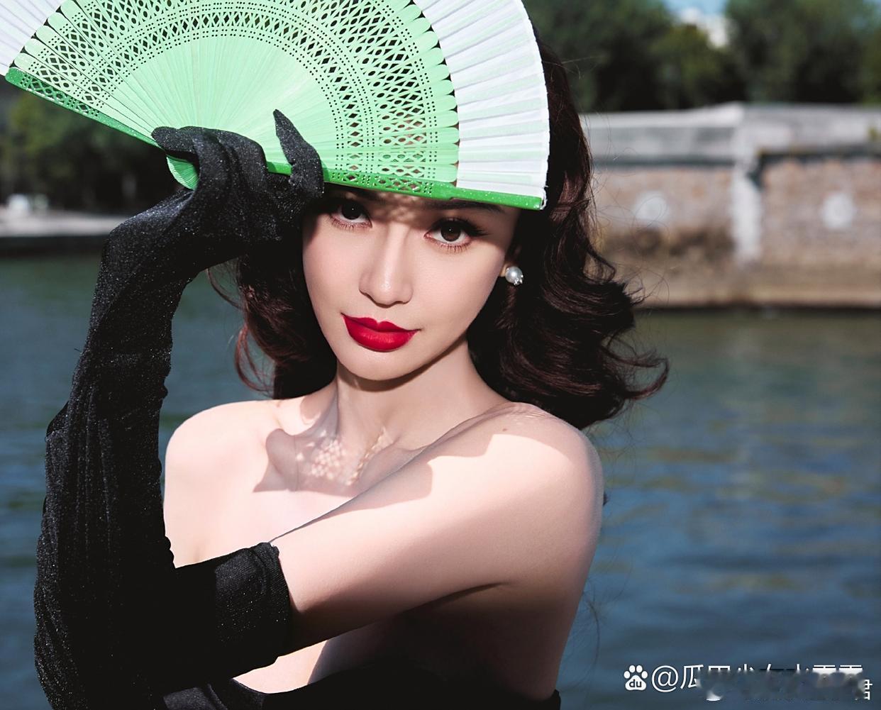 Angelababy 港风还得港女来杨颖的美貌毋庸置疑￼红唇绿扇子，杨颖驾驭成功