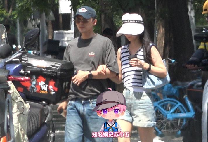 谈个恋爱很正常吧。。。他都四十了谈个恋爱怎么了，没必要揪着他吧再不谈都要花甲了曝