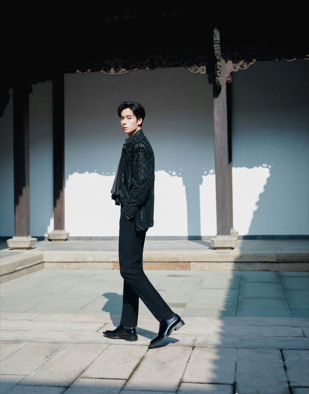 胡一天超话| 濮院高定时尚周 胡一天亮相濮院高定时尚周 胡一天江逾白 胡一天 天