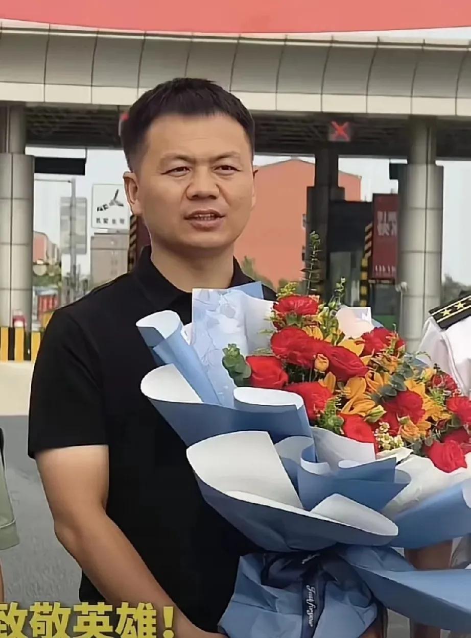 河南英雄，2025年6月10日，36岁的现役军官张伟陪母亲散步时，遇到5人落水，