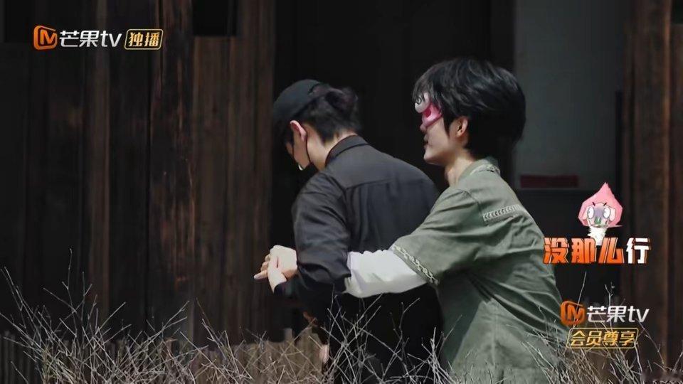 张真源紧抱NPC 张真源密逃8一开场就做单线任务，戴上眼罩立马一把抱住NPC，害