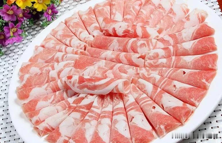 自己在家涮火锅，该涮点啥？

1.肉类
牛肉、猪肉和羊肉最好事先切成薄片牛肉是火