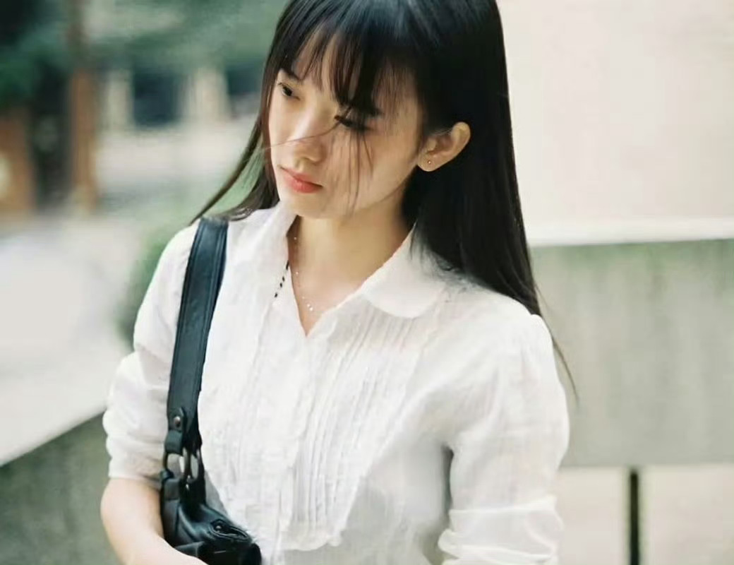 我觉得这个像早期的鞠婧祎，有人说不像 ​​​