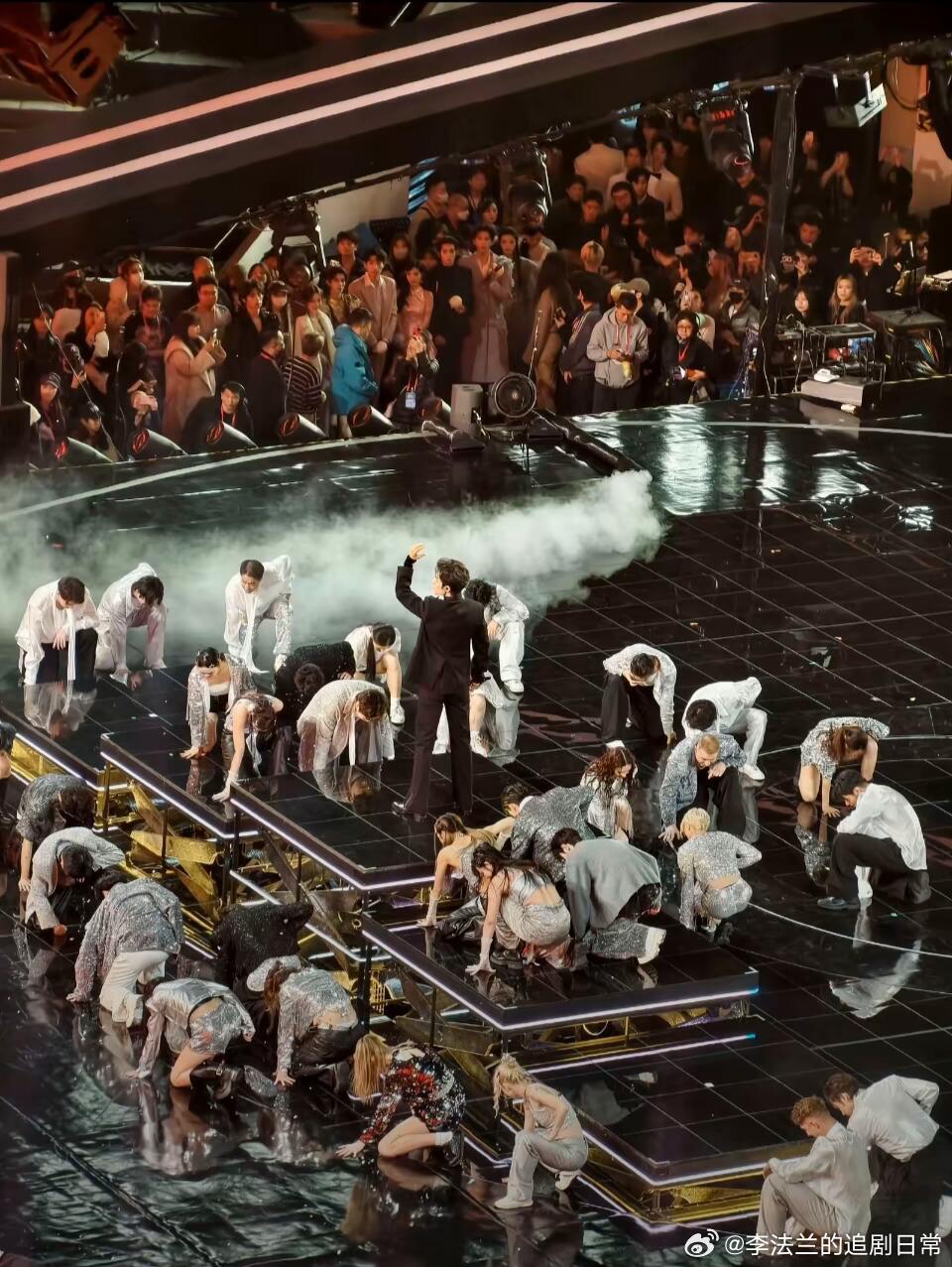 肖战 十日终焉为什么好多«十日终焉»的书粉期待肖战版齐夏，是神性！看这些舞台照片