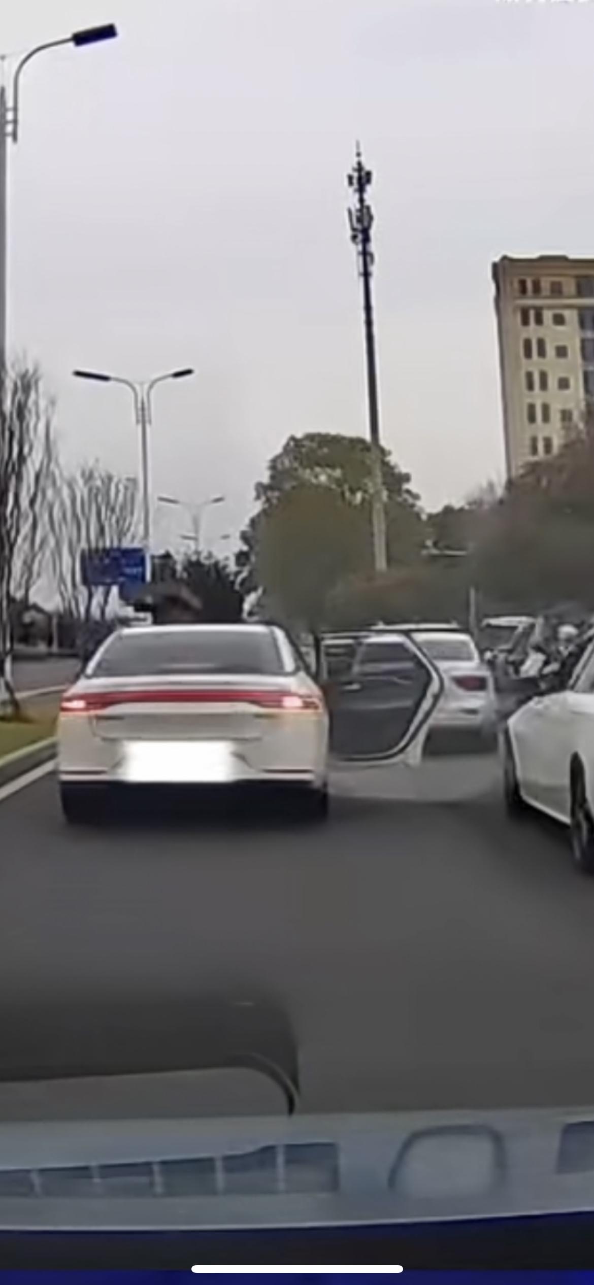 3月10日四川，女子打网约车下车没关车门，司机帮拿行李没发觉直接上车，行驶时车门