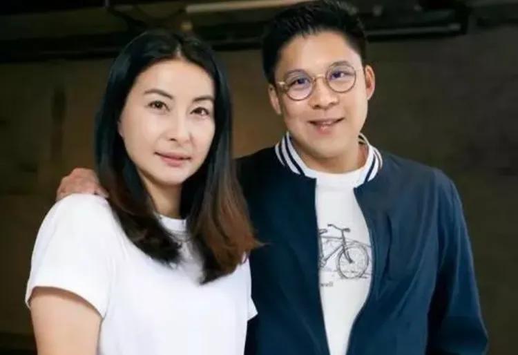 郭晶晶将华氏家族提升到了另一个高度。霍家是个很爱国的富家子[赞][赞]施一公学霸