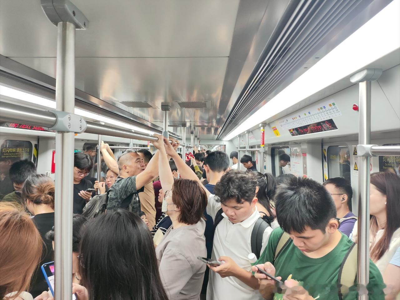 【广州地铁广佛地铁】网友：2026年5月1日（周五，五一劳动节）广州地铁晚间客流