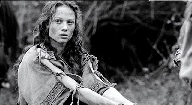 19世纪，在欧洲的奴隶市场上，一堆奴隶三五成群，赤裸站立，等待着被奴隶主挑选。在